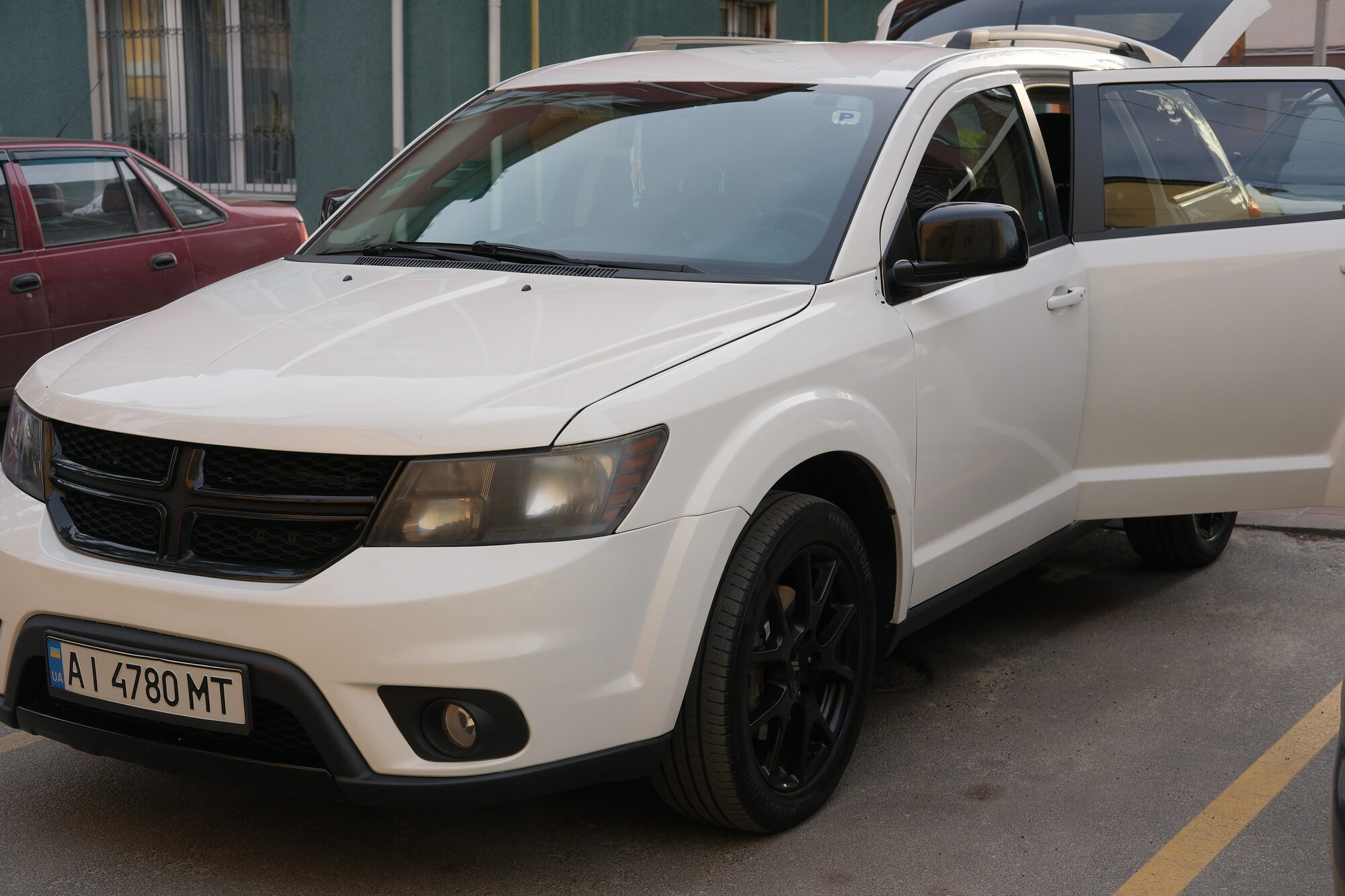 Dodge Journey GT спереду збоку, білий кузов
