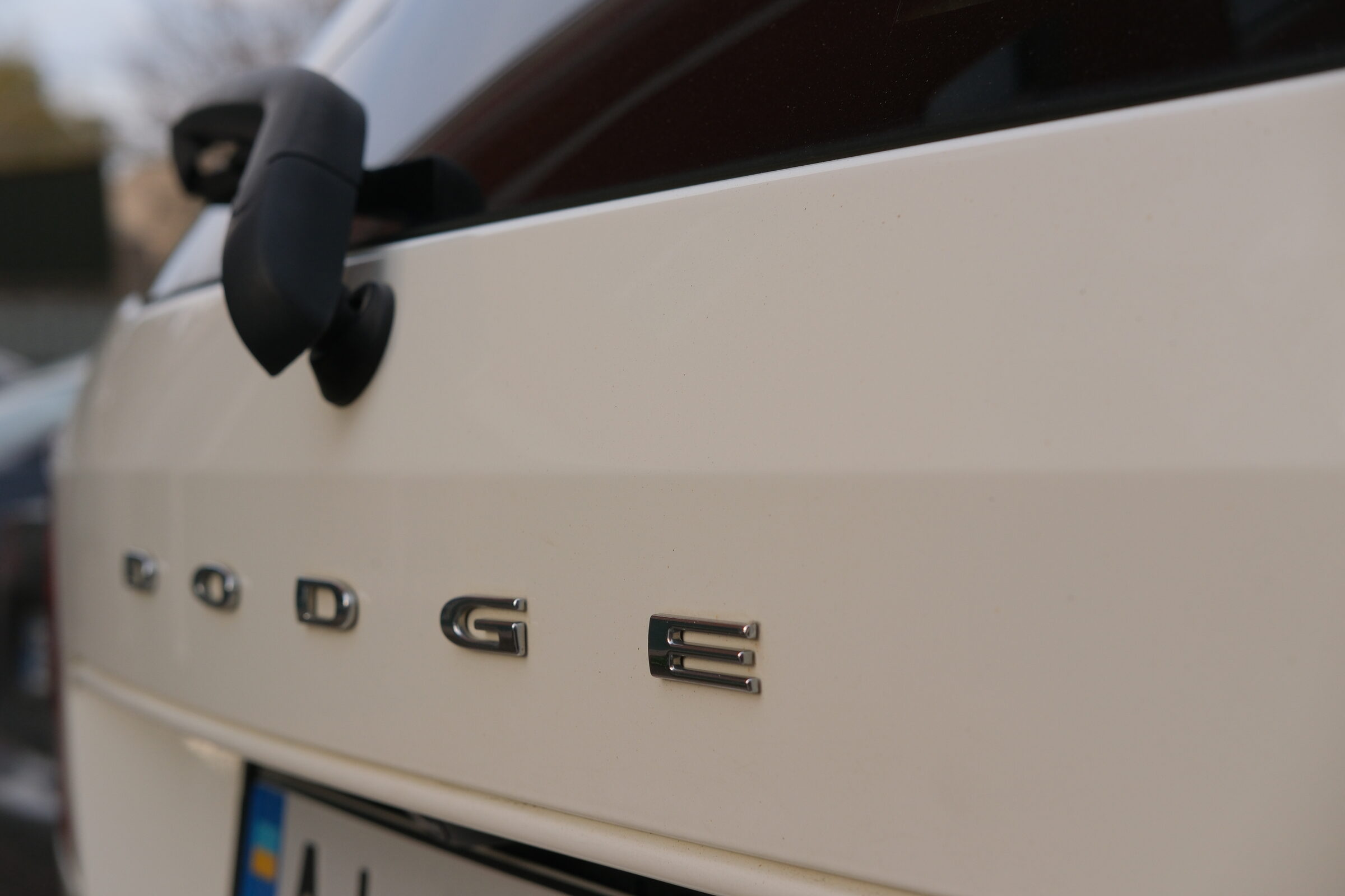 Хромований напис DODGE на кузові крупним планом