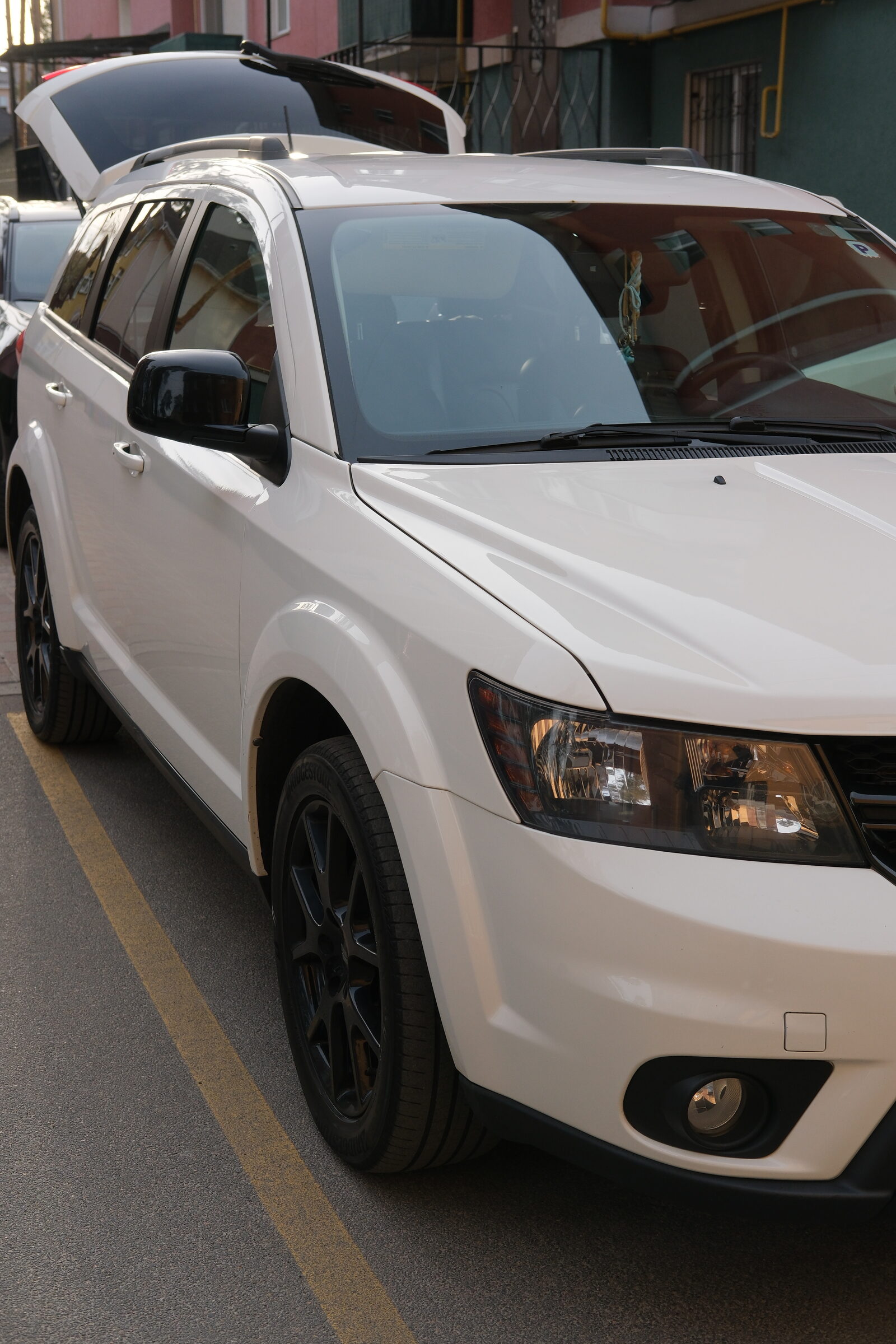 Білий Dodge Journey — динамічний ракурс